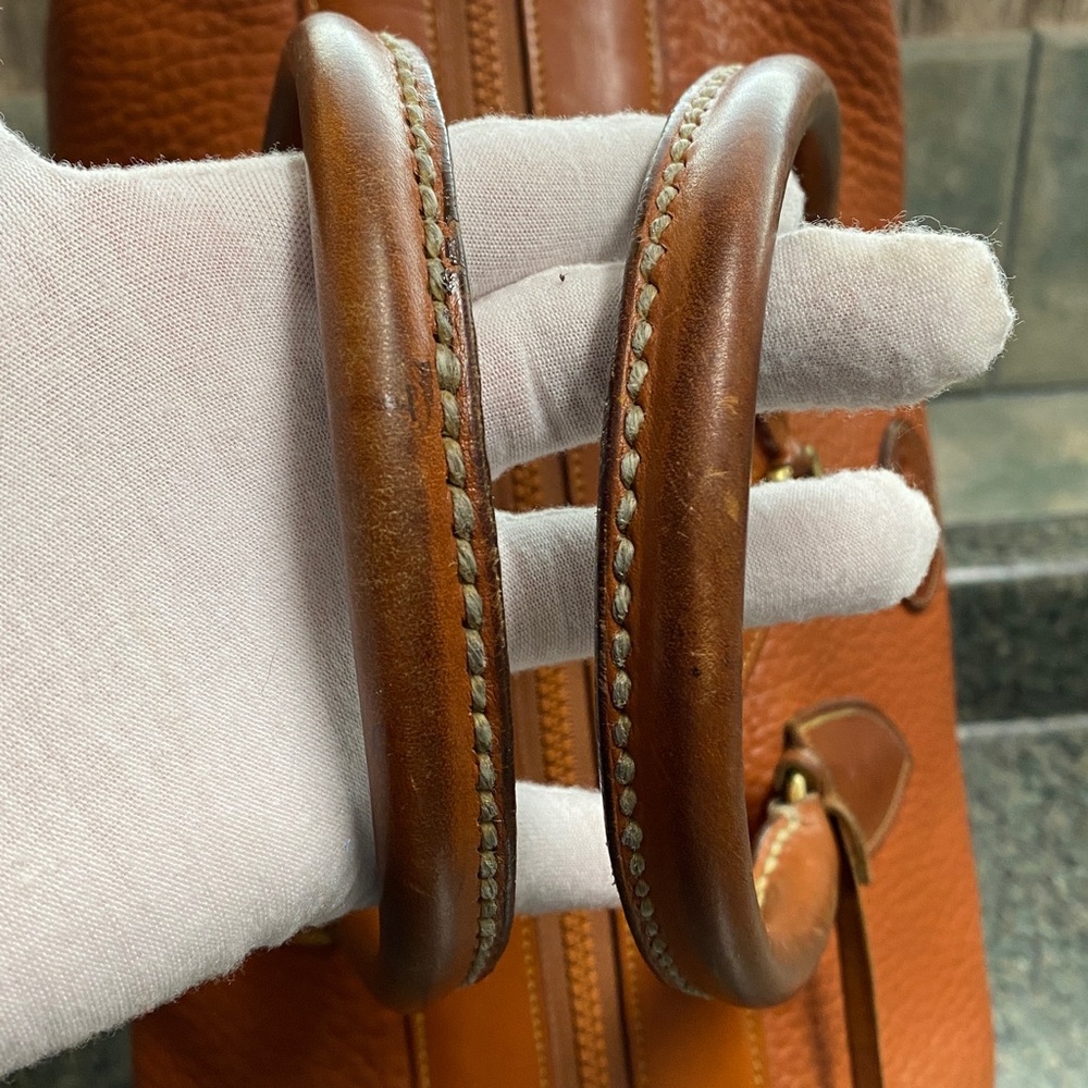Dooney & Bourke AWL British Tan Gladstone, lock, keys, hangtag, strap USA 🇺🇸 - Picture 10 of 16